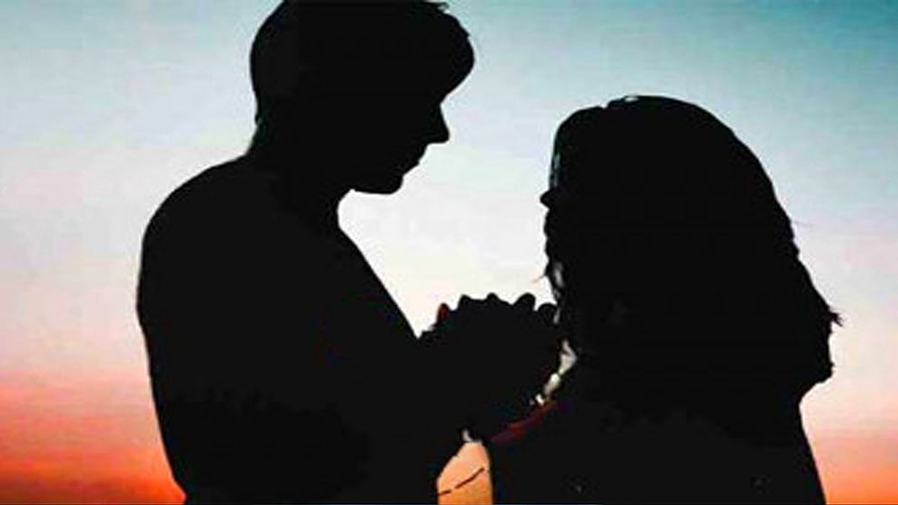 অনৈতিক কাজের সময় নারীসহ উপসহকারী কমিউনিটি মেডিকেল অফিসার আটক