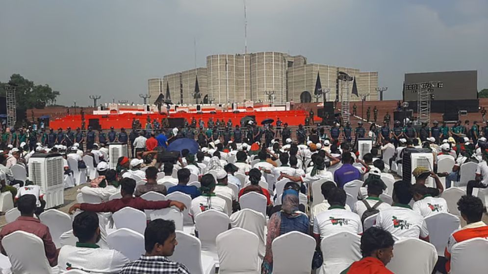 সনদ স্বাক্ষরের মঞ্চের সামনে জুলাই যোদ্ধাদের অবস্থান