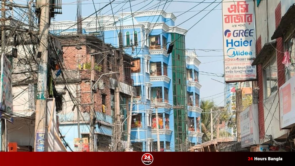 ভূমিকম্পে নারায়ণগঞ্জ বন্দরে ভবন হেলে পড়ার গুজব