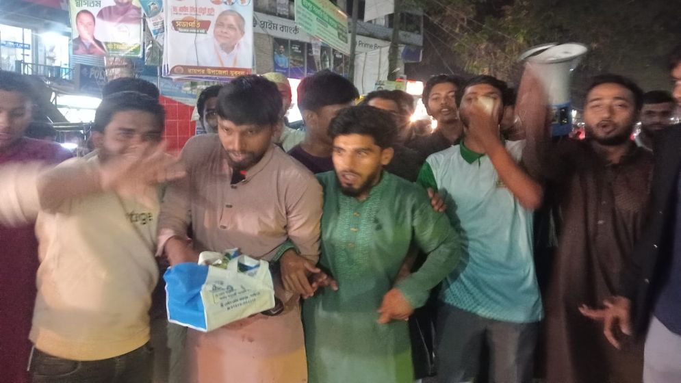 হাসিনার রায়কে স্বাগত জানিয়ে আনন্দ মিছিল ও মিষ্টি বিতরণ
