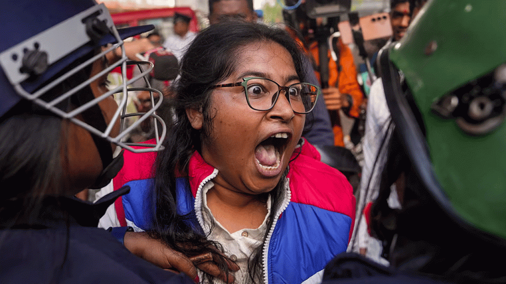 উপ-হাইকমিশনের দিকে আসা বিক্ষোভকারীদের লাঠিচার্জ