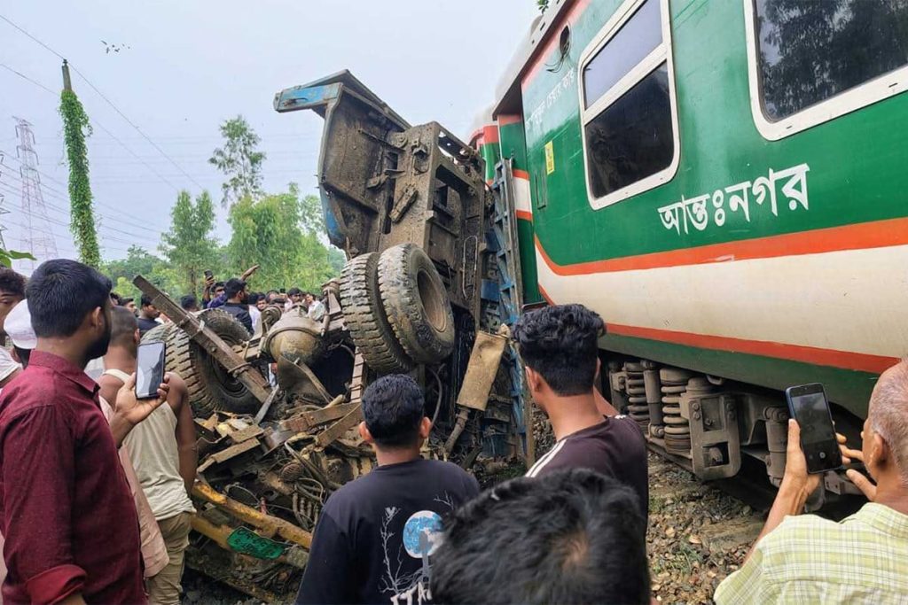 পাহাড়িকা এক্সপ্রেসের সঙ্গে ট্রাকের সংঘর্ষ, ঢাকা-চট্টগ্রাম রুটে ট্রেন চলাচল বন্ধ