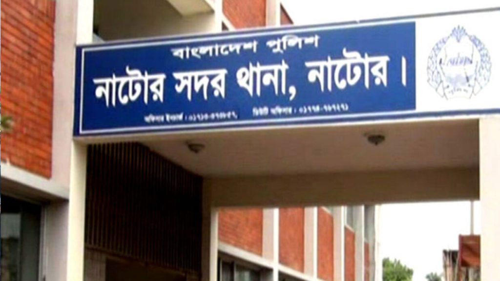 গলায় ছুরি চালিয়ে আত্মহত্যা করলেন বাবা