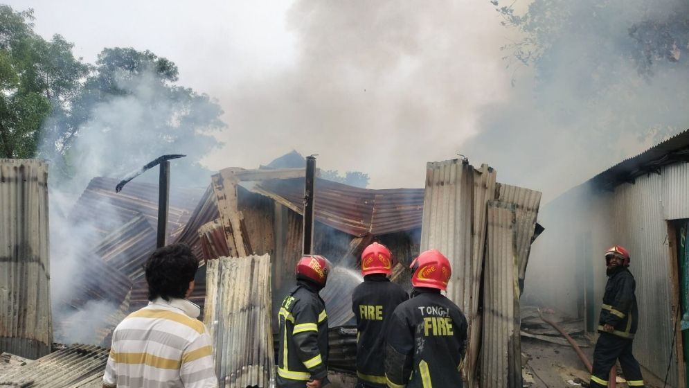 টঙ্গীতে ভয়াবহ আগুনে পুড়ল ২৫ ঘর