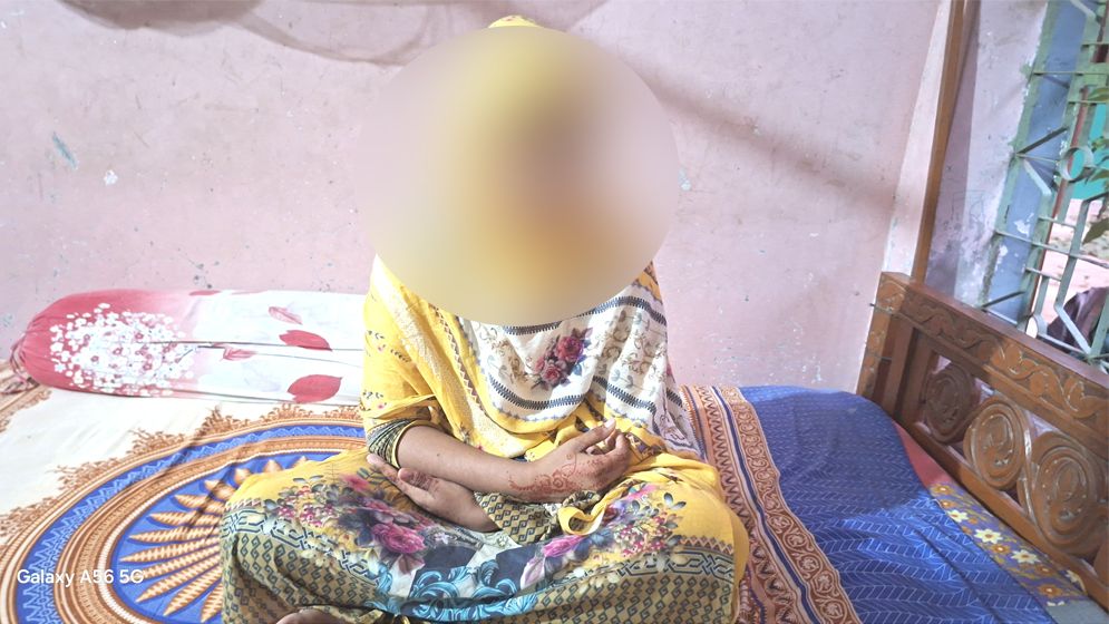 সুজানগরে প্রেমিকের বাড়িতে বিয়ের দাবিতে কলেজছাত্রীর অবস্থান