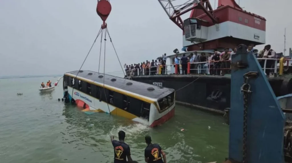 দৌলতদিয়া ফেরিঘাটে নিয়ন্ত্রণ হারিয়ে বাস পদ্মায়,